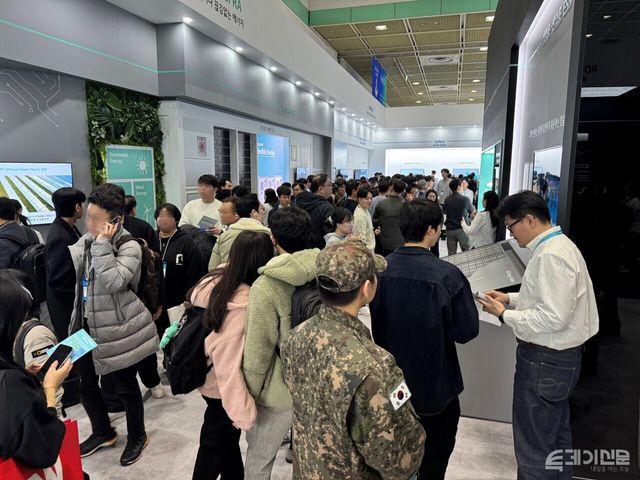 LG에너지솔루션의 ESS 시스템을 살피는 참관객들. ⓒ투데이신문