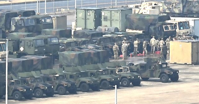 한미연합훈련인 '자유의 방패'(프리덤실드·FS) 연습 첫날인 9일 경기 평택시 캠프 험프리스에서 미군 장병들이 차량을 점검하고 있다. [사진제공=뉴시스]