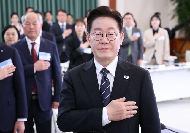 이재명 대통령이 10일 청와대에서 열린 상생을 실천하는 기업인과의 대화에서 국민의례를 하고 있다. [사진제공=뉴시스]