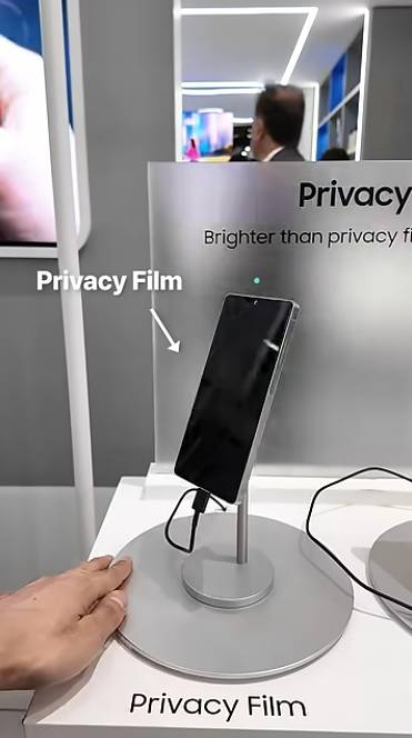 삼성디스플레이가 모바일월드콩그레스(MWC)26에서 선보인 프라이버시 필름. [사진=삼성디스플레이 공식 유튜브 영상 캡처]