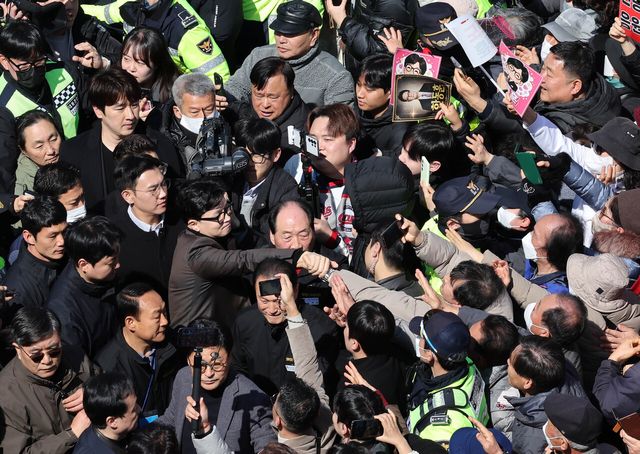 한동훈 전 국민의힘 대표가 지난 7일 부산 북구 구포시장을 방문, 상인과 시민들에게 손을 들어 인사하고 있다.&nbsp; [사진제공=뉴시스]&nbsp;<br>