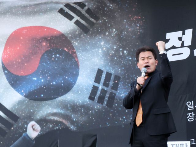 윤석열 전 대통령이 내란 우두머리 혐의에 대해 무기징역을 선고받은 지난 2월 19일 오후 서울 서초구 중앙지방법원 주변에서 한국사 강사 출신 유튜버 전한길씨가 재판 결과에 대해 규탄하는 발언을 하고 있다.<br>