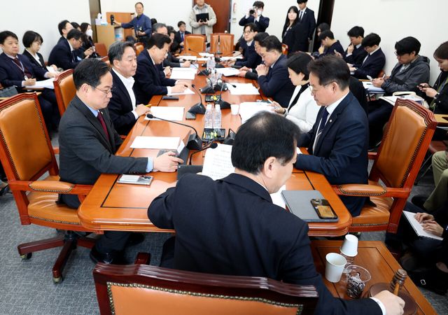 정태호 국회 대미투자특별법처리를위한특별위원회 법안심사소위원회 위원장이 9일 오전 서울 여의도 국회에서 열린 법안심사소위원회에서 의사봉을 두드리고 있다. [사진제공=뉴시스]