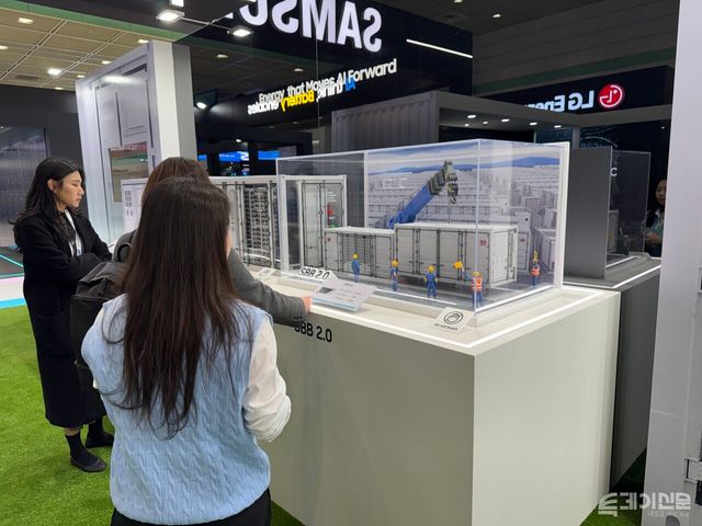 삼성 배터리 박스(SBB)를 살피는 참관객들.&nbsp;ⓒ투데이신문