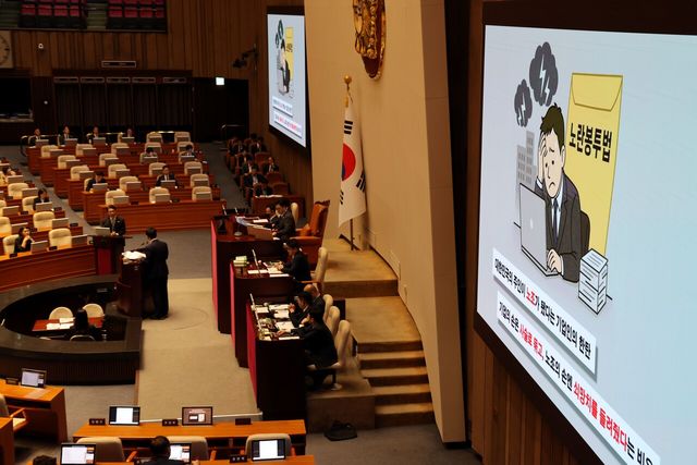 김민석 국무총리가 17일 서울 여의도 국회에서 열린 제429회국회(정기회) 제7차 본회의 '경제에 관한 질문'에서 권칠승 더불어민주당 의원 질의에 답하고 있다. [사진제공=뉴시스]