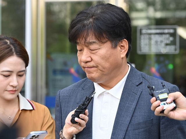 대출 사기 등 혐의로 1심에서 징역형의 집행유예 등을 선고받은 양문석 더불어민주당 의원이 지난해 7월 24일 경기 수원시 영통구 수원지방법원에서 열린 항소심 선고공판에서 당선무효형을 선고 받은 뒤 법원을 나서고 있다. 이후 대법원은 양 의원의 혐의에 대해 당선무효형을 확정해 의원직이 상실됐다. [사진제공=뉴시스]