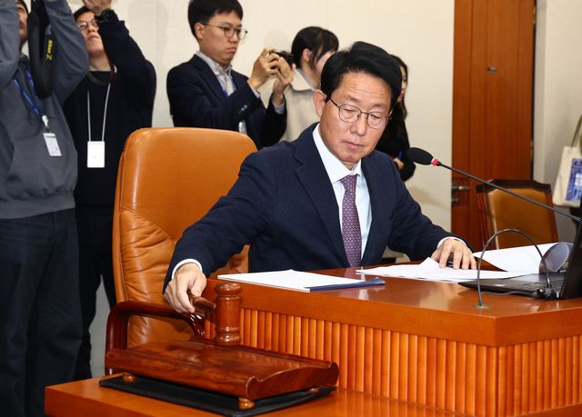 김상훈 대미투자특별법 처리를 위한 특별위원회 위원장이 9일 오후 서울 여의도 국회에서 열린 특위 전체회의에서 의사봉을 두드리고 있다. 이날 전체회의에서 대미투자특별법이 만장일치로 통과됐다. [사진제공=뉴시스]