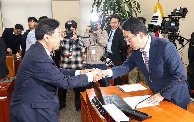 구윤철 부총리 겸 재정경제부 장관이 9일 오후 서울 여의도 국회 대미투자특별법 처리를 위한 특별위원회 전체회의에서 특별법이 여야 만장일치로 통과되자 김상훈 위원장과 악수하고 있다. [사진제공=뉴시스]