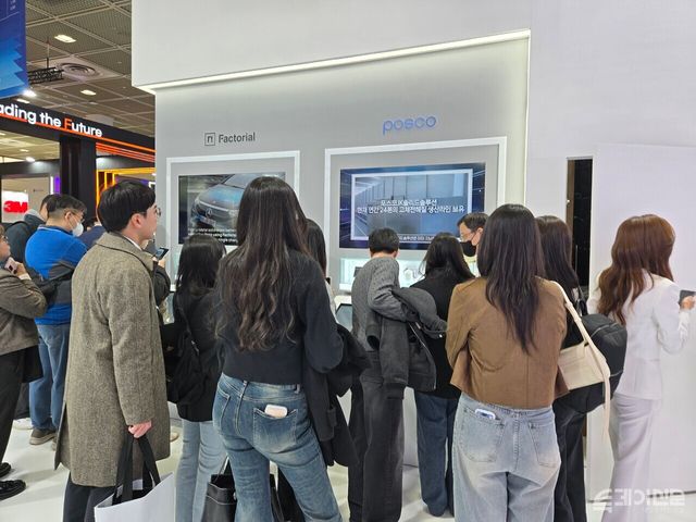 포스코퓨처엠과 미국 배터리 기업 Factorial Energy의 전고체 배터리 협력 전시를 관람하는 관람객들. ⓒ투데이신문