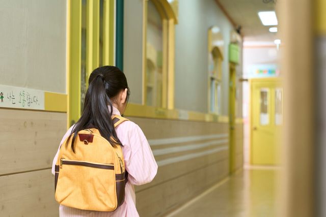 한 아동이 유치원 복도를 걷고 있다. [사진제공=게티이미지뱅크]