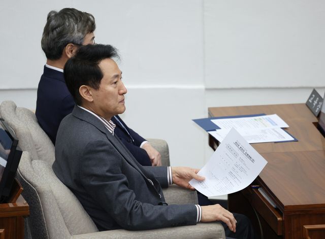 오세훈 서울시장이 13일 서울 중구 서울시의회에서 열린 제334회 서울시의회 임시회 제3차 본회의에 참석해 자리하고 있다.&nbsp;[사진제공= 뉴시스]