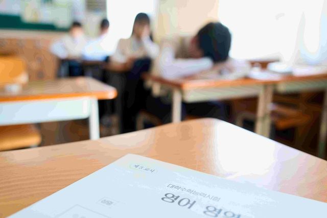 한 교실에 대한수학능력시험 영어 영역 모의고사 시험지가 책상 위에 놓여 있다. [사진제공=게티이미지뱅크]