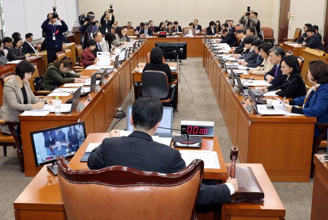 국회 보건복지위원회 박주민 위원장이 13일 서울 여의도 국회에서 진행된 전체회의에서 의사봉을 두드리고 있는 모습. [사진제공=뉴시스]