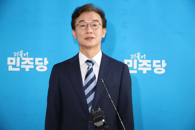 전재수 더불어민주당 의원이 지난 12일 오전 서울 여의도 국회에서 정청래 대표와 면담을 마치고 난 뒤 취재진의 질문에 답변하고 있다. [사진제공=뉴시스]<br>