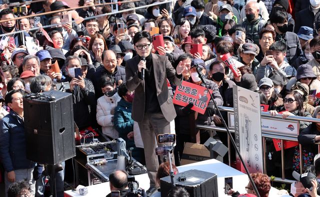 한동훈 전 국민의힘 대표가 지난 7일 부산 북구 구포시장을 방문해 지지자들에게 인사하고 있다. [사진제공=뉴시스]