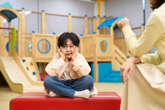 한 아동이 보육 교사의 꾸중을 받으며 양쪽 귀를 막고 있다. [사진제공=게티이미지뱅크]<br>