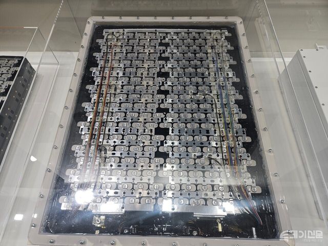 에쓰오일의 액침냉각유 ‘e-쿨링 솔루션’이 적용된 대형 버스용 배터리. ⓒ투데이신문