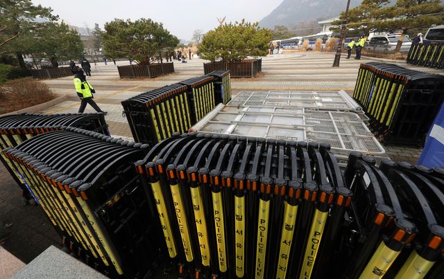 이재명 대통령이 청와대에서 집무에 돌입한 지난해 12월 29일 서울 종로구 청와대 분수대 인근에 경찰 질서유지선 및 차단벽이 놓여져 있다. [사진제공=뉴시스]