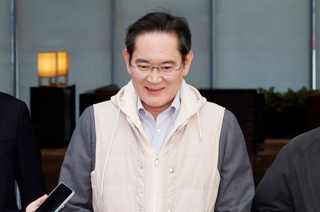 삼성전자 이재용 회장이 유럽 출장을 마치고 지난 13일 오후 서울 강서구 김포비즈니스항공센터를 통해 귀국하고 있다. [사진=뉴시스]