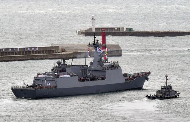 국방부는 지난 2021년 1월 5일 당시 이란 혁명수비대가 한국 국적 화학물질운반선 '한국케미호'(9797t)를 나포한 것과 관련, 청해부대 33진 '최영함'(DDH-Ⅱ·4400t급)을 호르무즈 해협 인근으로 이동시켰다고 공식 발표했다. 사진은 2020년 9월 24일 부산 남구 해군작전사령부 부산작전기지에서 파병길에 오르는 최영함의 모습. [사진제공=뉴시스]