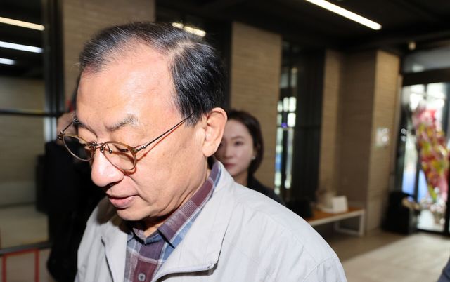 이정현 국민의힘 공천관리위원장이 지난 15일 오후 서울 영등포구 국민의힘 당사에서 열린 비공개 공관위 회의에 참석하기 위해 이동하고 있다. [사진제공=뉴시스]<br>