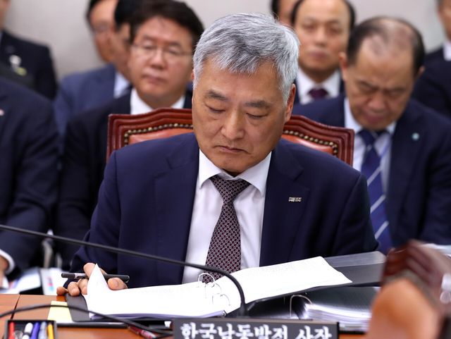 한국수력원자력 신임 사장으로 내정된 김회천 전 한국남동발전 사장이 2023년 10월 19일 서울 여의도 국회에서 열린 산업통상자원중소벤처기업위원회 국정감사에 참석해 자료를 살펴보고 있다. [사진=뉴시스]