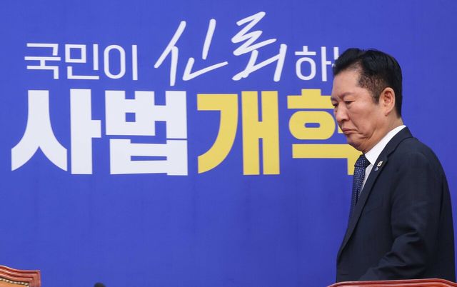 정청래 더불어민주당 대표가 16일 오전 서울 여의도 국회에서 열린 최고위원회의에 참석하고 있다. [사진제공=뉴시스]