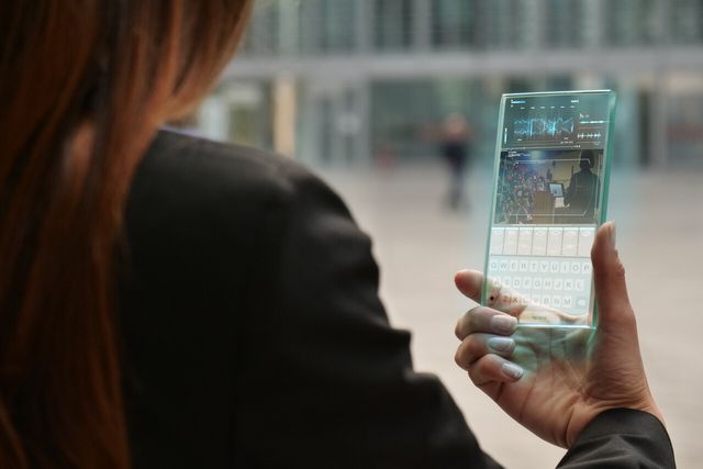 기사 내용과 직접적 관련 없는 자료사진. 한 여성이 가상으로 생성된 스마트폰을 보고 있다. [사진제공=게티이미지뱅크]<br>