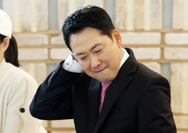 장동혁 국민의힘 대표가 17일 오후 서울 마포구 북카페 채그로에서 열린 맘(Mom)편한 특별위원회 1차 현장간담회에 참석해 머리를 만지고 있다. [사진제공=뉴시스]