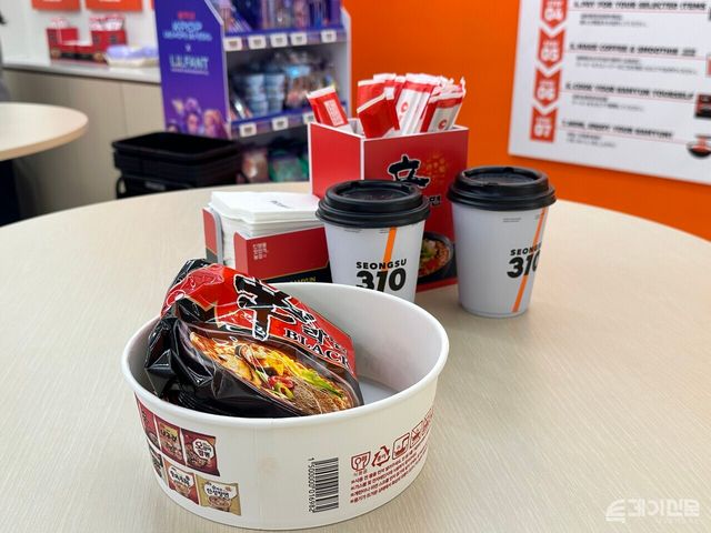 이마트24 'K-푸드랩 명동점'에는 라면 선택부터 조리, 김밥 등 곁들임 음식과 함께 먹는 방식, 커피나 스무디와 함께 즐기는 방법까지 단계별로 안내돼 있다. ⓒ투데이신문