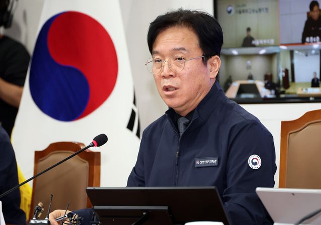 지난 16일 세종시 정부세종청사에서 진행된 산업안전 강화 기관장 회의에 참석한 고용노동부 김영훈 장관. [사진제공=뉴시스]