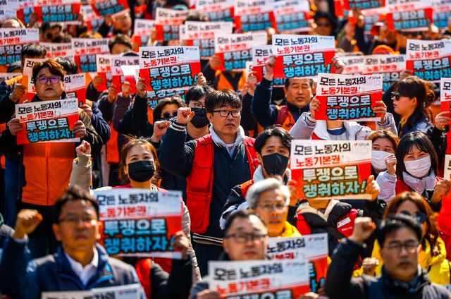 지난 10일 서울 종로구 세종대로에서 진행된 민주노총 투쟁 선포대회에서 참가 조합원들이 노동기본권을 외치고 있다. [사진제공=뉴시스]<br>
