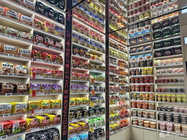 이마트24 'K-푸드랩 명동점' 2층에 설치된 대형 ‘라면 아카이브 월’&nbsp; ⓒ투데이신문