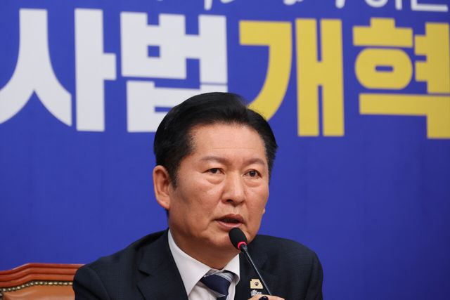 정청래 더불어민주당 대표가 17일 오전 서울 여의도 국회에서 검찰개혁과 관련해 긴급 기자회견을 하고 있다. [사진제공=뉴시스]<br>