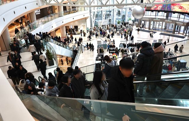 지난 2월 18일 서울 소재 한 대형쇼핑몰이 방문객들로 붐비고 있다. [사진제공=뉴시스]
