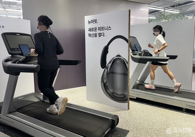 더현대 러닝클럽을 방문한 고객들이 러닝 자세를 측정할 수 있는 러닝머신 체험 공간에서 테스트를 진행하고 있다.&nbsp;ⓒ투데이신문<br>