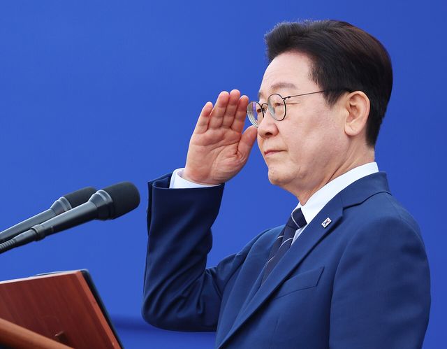 이재명 대통령이 17일 충남 아산시 경찰대학에서 열린 2026년 신임 경찰 경위·경감 임용식에서 경례를 하고 있다. [사진제공=뉴시스]