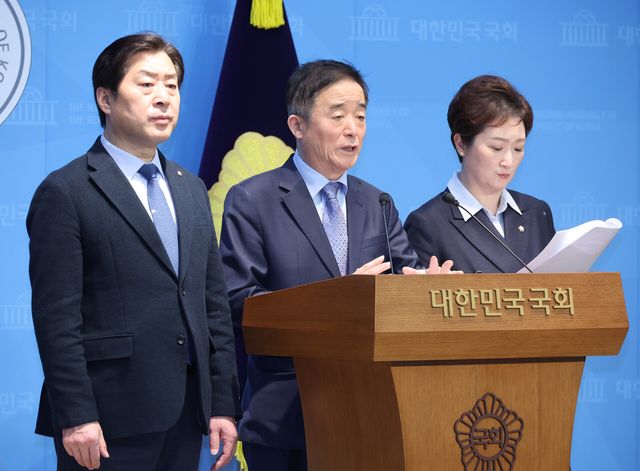 강득구 더불어민주당 최고위원이 지난 2월 6일 오전 서울 여의도 국회 소통관에서 조국혁신당과의 합당 추진 사태와 관련해 정청래 대표에게 합당 철회와 해명을 요구하고 있다. 왼쪽부터 황명선, 강득구, 이언주 최고위원. [사진제공=뉴시스]<br>