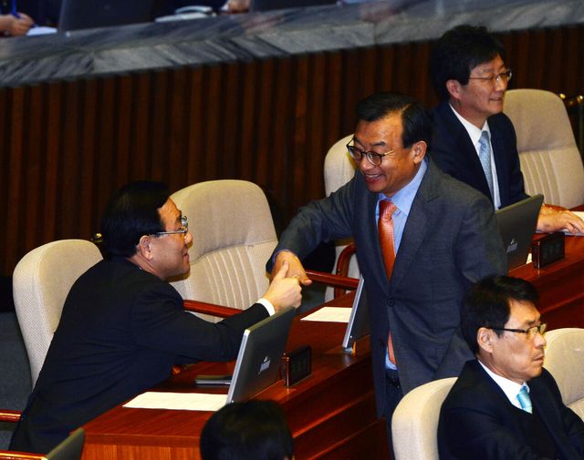 이정현 국민의힘 공천관리위원장과 주호영 의원이 대구시장 공천을 놓고 눈꼴사나운 설전을 펼쳐 빈축을 사고 있다. 사진은 지난 2017년 1월 20일 오후 서울 여의도 국회 본회의장에서 열린 본회의에 이정현 당시 새누리당 대표가 참석해 바른정당 주호영 원내대표와 인사를 나누고 있는 모습. [사진제공=뉴시스]