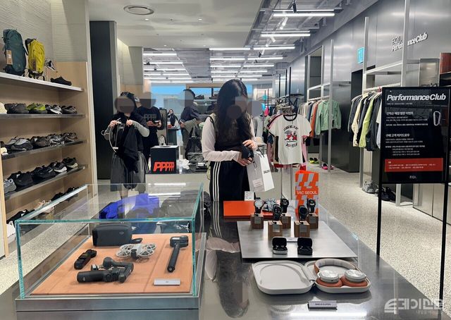 더현대 러닝클럽 매장 내 러닝화와 고글, 워치 등 다양한 러닝 장비와 기기가 진열돼 있다.&nbsp;ⓒ투데이신문<br>