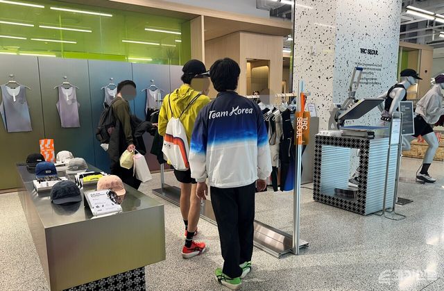 러닝화와 장비 등을 한곳에 모은 ‘더현대 러닝 클럽’ 매장 내부 모습.&nbsp;ⓒ투데이신문<br>