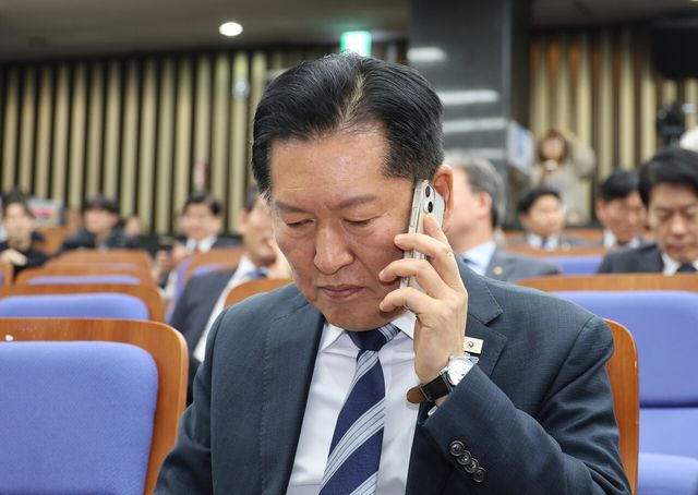 정청래 더불어민주당 대표가 17일 오후 서울 여의도 국회에서 열린 의원총회에서 통화를 하고 있다. [사진제공=뉴시스]