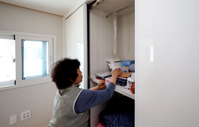 지난해 4월 경북 안동시 일직면 명진리에 마련된 선진이동주택에서 산불 피해를 입은 한 이재민이 옷가지를 정돈하고 있다. [사진제공=뉴시스]<br>