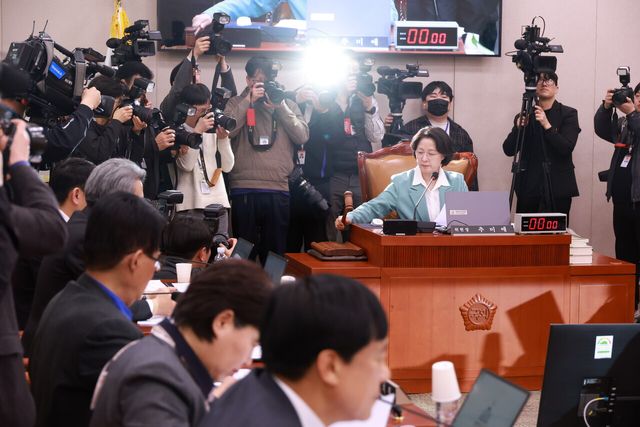 추미애 국회 법사위원장이 지난 18일 서울 여의도 국회에서 열린 법제사법위원회 전체회의에서 의사봉을 두드리고 있다. [사진제공=뉴시스]<br>