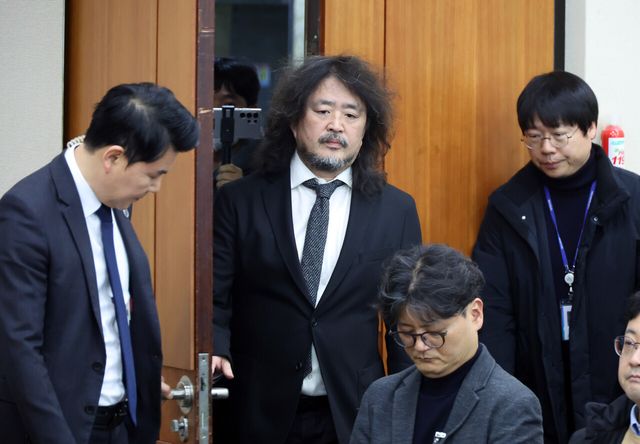 지난 2024년 12월 13일 방송인 김어준씨가 서울 여의도 국회에서 열린 제419회 국회(임시회) 제1차 과학기술정보방송통신위원회 전체회의, 비상계엄 관련 현안질의에 참고인으로 출석하고 있다. [사진제공=뉴시스]