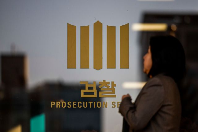 19일 서울 서초구에 위치한 서울중앙지방검찰청에서 직원들이 이동하고 있는 모습. [사진제공=뉴시스]<br>