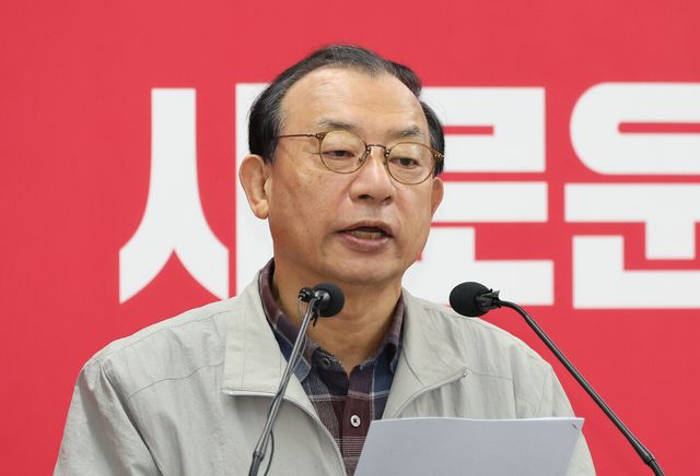 이정현 국민의힘 공천관리위원장이 16일 오전 서울 여의도 국민의힘 중앙당사에서 기자회견을 열고 김영환 충북도지사를 지방선거 공천 컷오프한다고 밝히고 있다. [사진제공=뉴시스]<br>