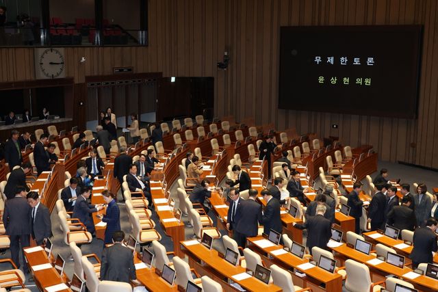 윤상현 국민의힘 의원이 지난 19일 공소청법안에 대한 무제한 토론을 시작하자 범여권 의원들이 회의장을 나가고 있다. [사진제공=뉴시스]<br>