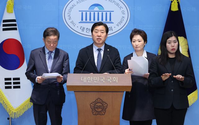 강득구 더불어민주당 최고위원이 2월 6일 오전 서울 여의도 국회 소통관에서 조국혁신당과의 합당 추진 사태와 관련해 정청래 대표에게 합당 철회와 해명을 요구하고 있다. 왼쪽부터 강득구, 황명선, 이언주 최고위원. [사진제공=뉴시스]