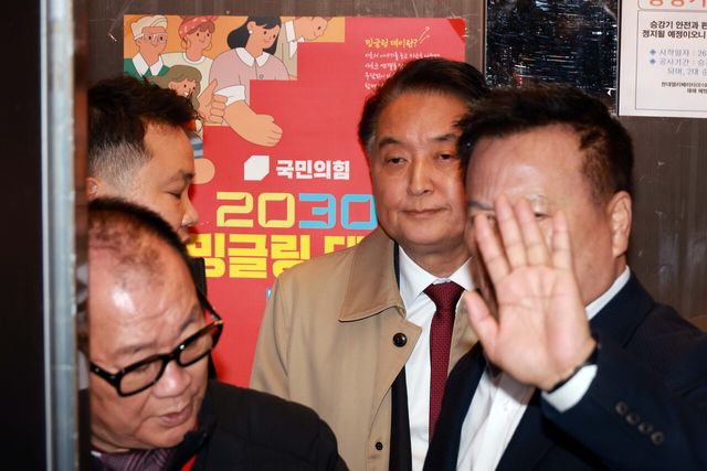 김영환 충북도지사가 17일 서울 여의도 국민의힘 당사에서 엘리베이터에 탑승하고 있다. [사진제공=뉴시스]